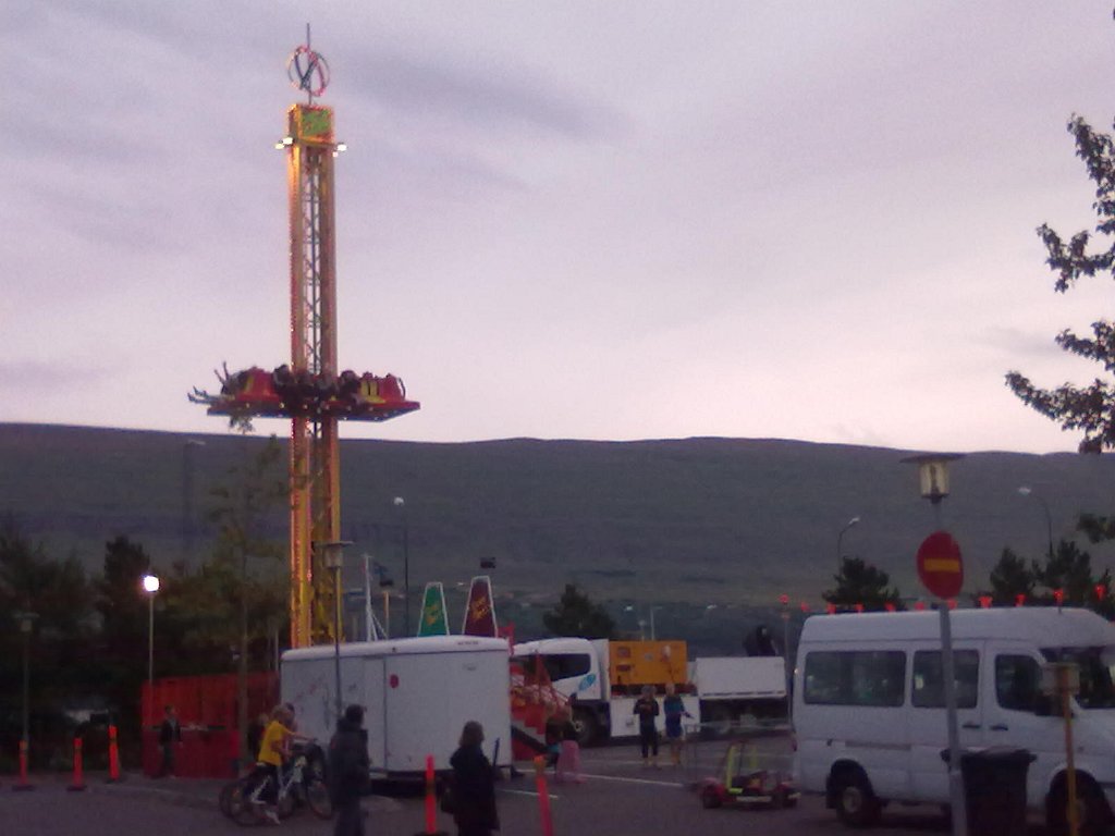 29072010053.jpg - Mit Volksfest 1. Fahrgeschäft