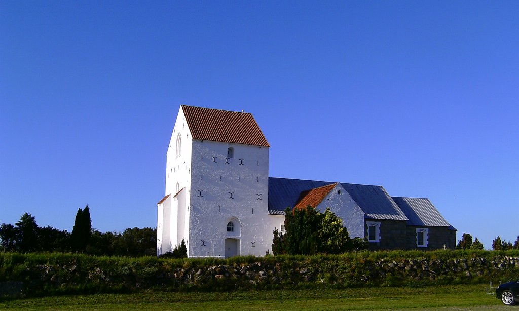 BILD0479.JPG - und die Kirche mit Friedhof daneben